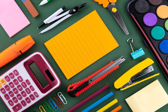 Bilde av forskjellige typer skoleutstyr i forskjellige farger